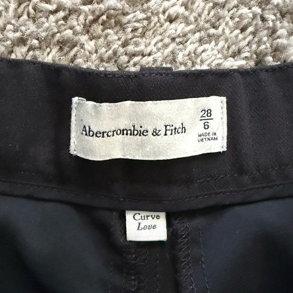 Abercrombie and FitchBlack Women's Tailored High-Waist Shorts - Picture 3 of 3
